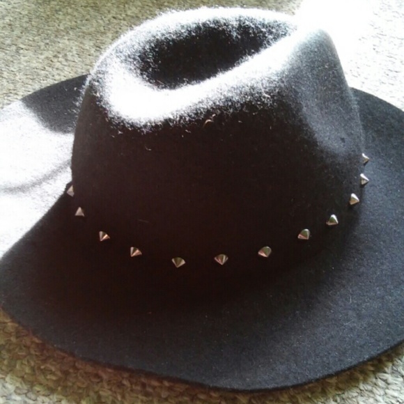*SOLD ON VINTED* Black wool studded hat