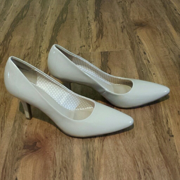 Nude heels (NWOT)