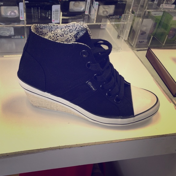 Wedge sneaker