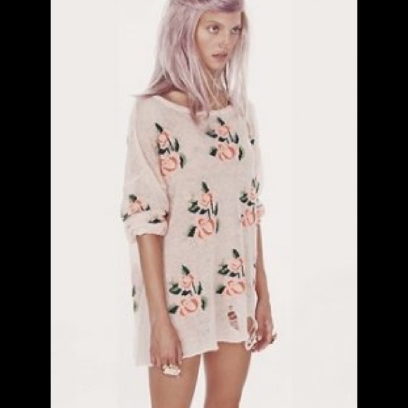 Wildfox Prairie Rose Lennon Sweater in Peach - Picture 2 of 5