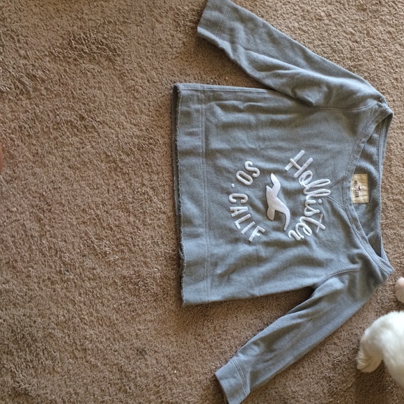 an extra small Hollister quarter sleeve.