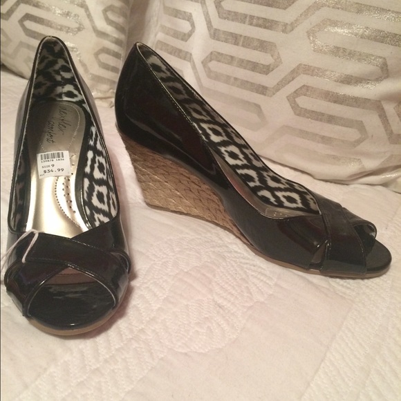 Dexflex comfort black patent wedges. Size 9