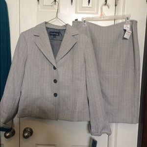 Light gray Evan-Picone suit