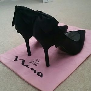 Nina New York black satin pumps