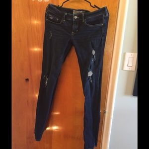 Cute distressed jeans!💖