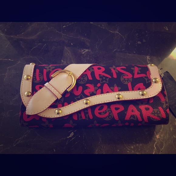 Not authentic LV clutch