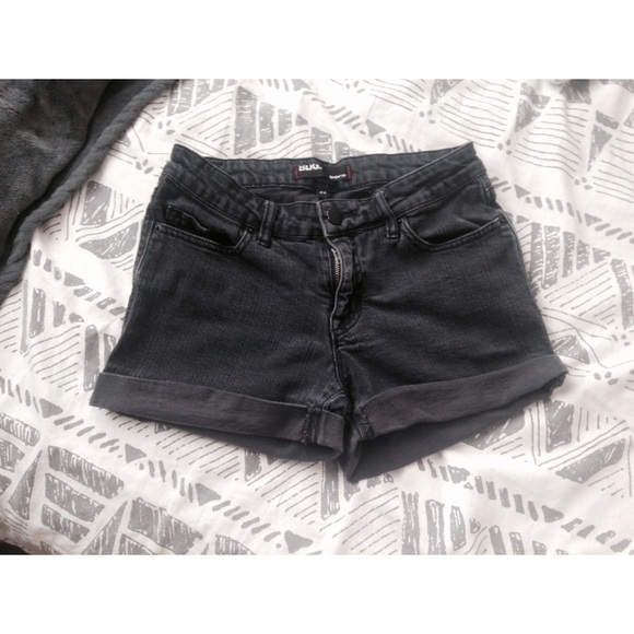 Classic high waisted shorts ☀️