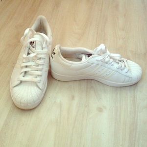 White leather Adidas superstar w/ white stripes