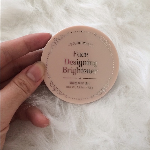 Super cute highlighting powder! - Picture 1 of 3