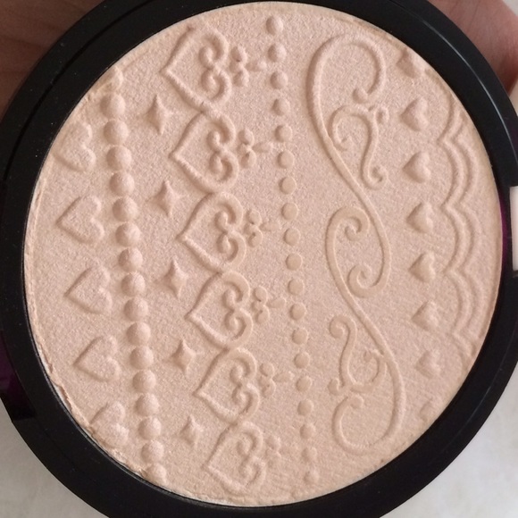 Super cute highlighting powder! - Picture 2 of 3