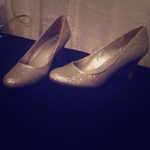 💘👽MAKE OFFERS👽💘 Silver sparkle heels