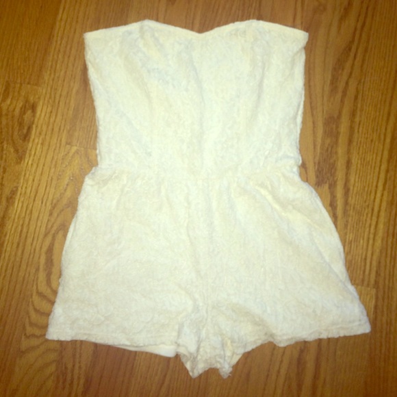 White romper size medium with pockets!