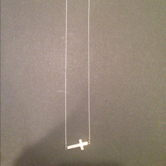 ✨SOLD!!✨Silver small cross necklace✨SOLD!!✨