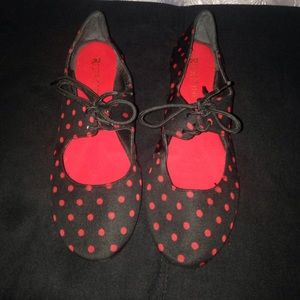 Black and red polka dot flats