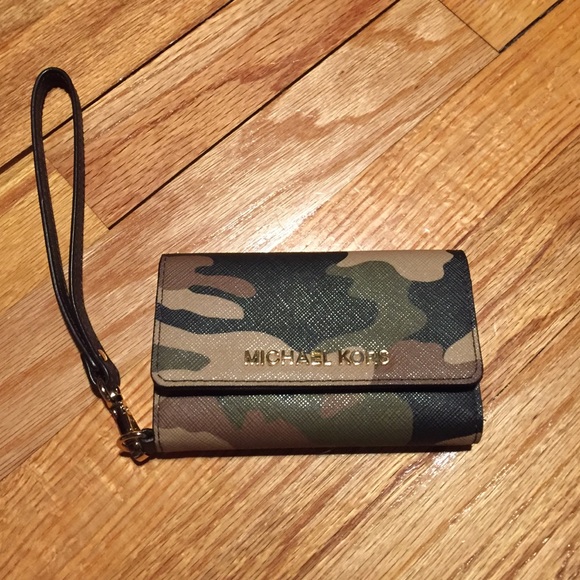 Michael Kors Phone Case/ Wristlet IPhone 5/5s - Picture 2 of 3