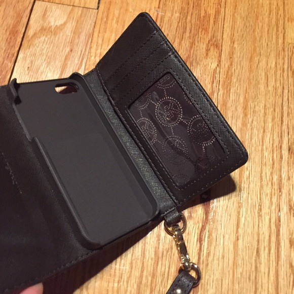 Michael Kors Phone Case/ Wristlet IPhone 5/5s - Picture 3 of 3