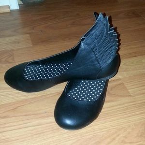 Winged ballet flats