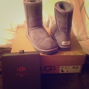 Short classic UGGs-grey & UGG sheepskin care kit!