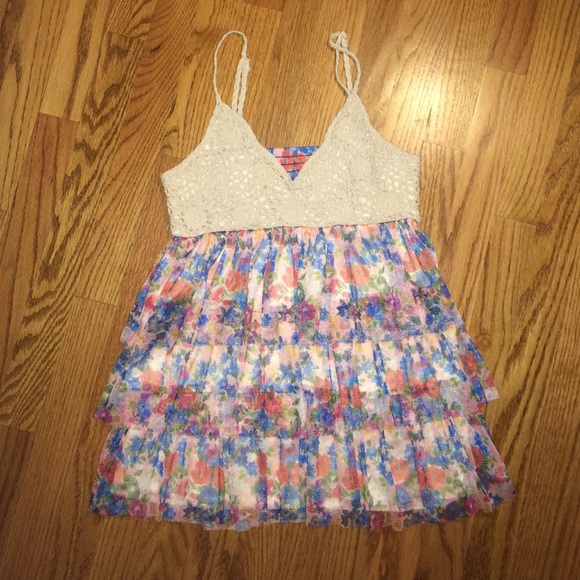 Beautiful crochet and flouncy top! Size Small!
