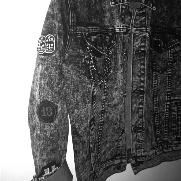 Forever 21 Jackets & Blazers - FOREVER 21 GRUNGE STYLED DENUIM JACKET