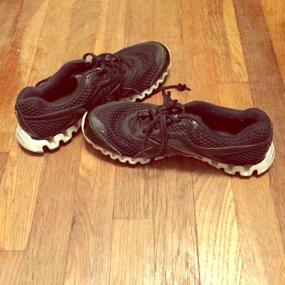 SOLD ! Reebok black sneakers