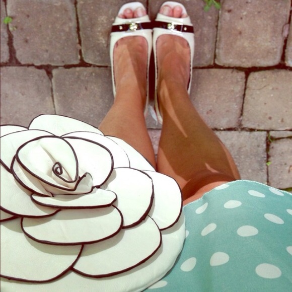 Summer Flower Purse! Pink/Yellow/Black avail. - Picture 4 of 4