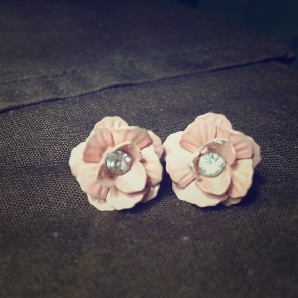 Never worn! New floral stud earrings