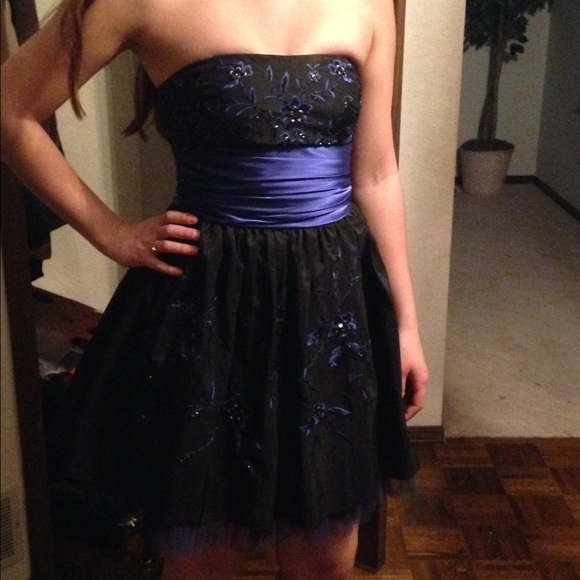 Super elegant embroidered homecoming/formal dress!