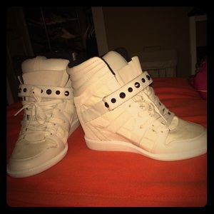 Zara size 8 shoes with slight heel