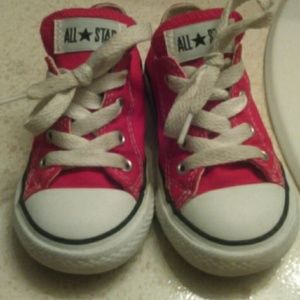 Little boys or girls converse..