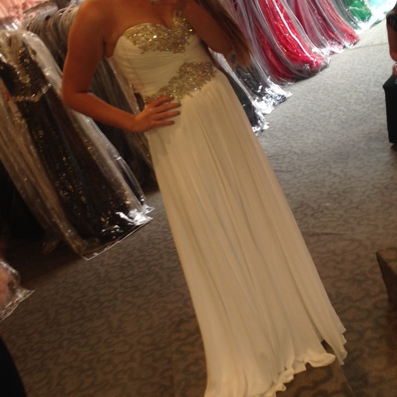 Selling Homecoming Court dress to buy prom dress. - Picture 2 of 3