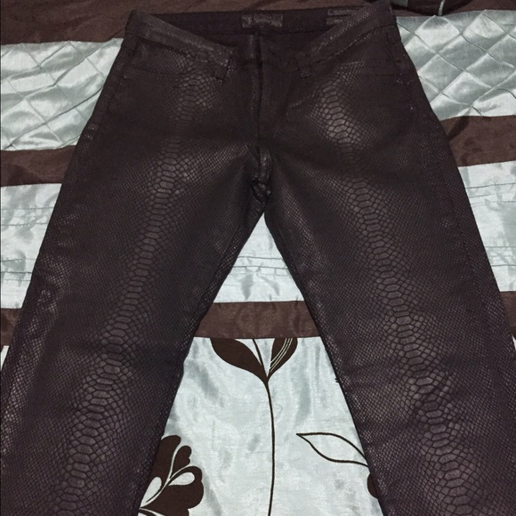 GUESS snakeskin ankle length skinny pants