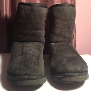 Used short black Uggs