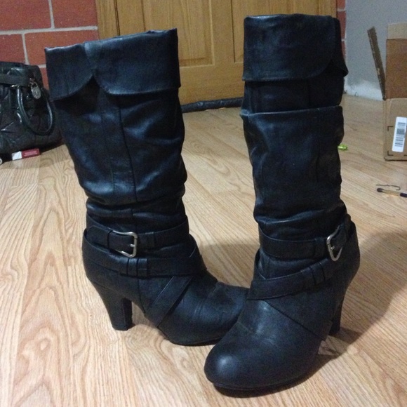Qupid Calf-high Heeled Boots in Black