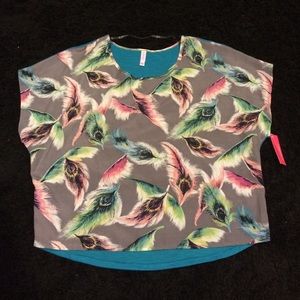 Loose fit shirt with design on the front