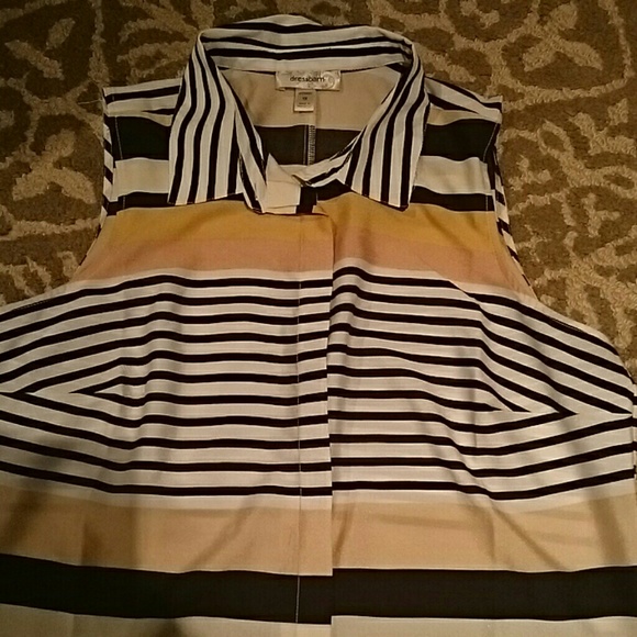 Sleeveless collared shirt