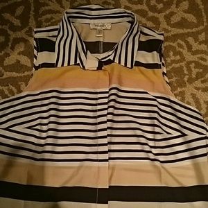 Sleeveless collared shirt