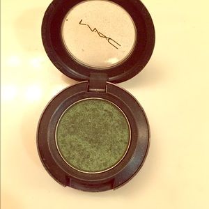 Mac eyeshadow in Humid frost