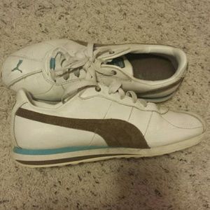 Puma classic white tennis shoes