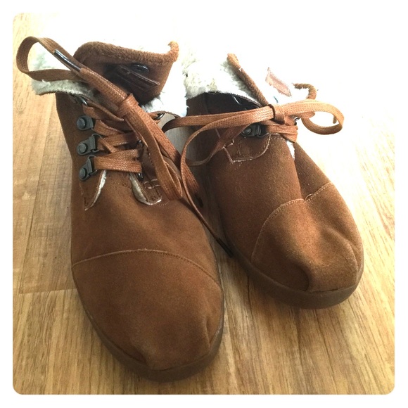 Rare TOMS women's lace up fleece lined booties😍