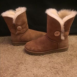 Chestnut Bailey Button Short Ugg