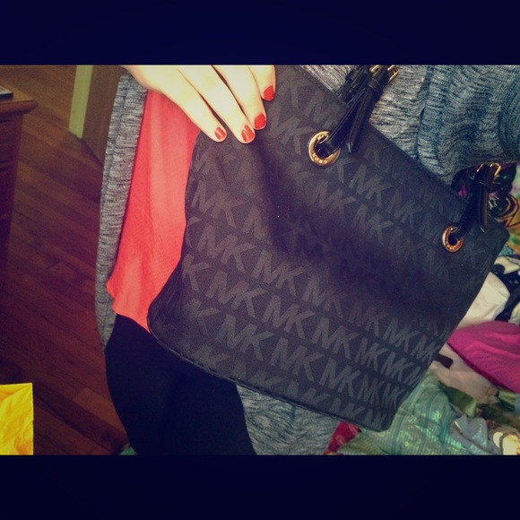 MUST GO🎉🎉Black MK Signature Jacquard Medium Tote