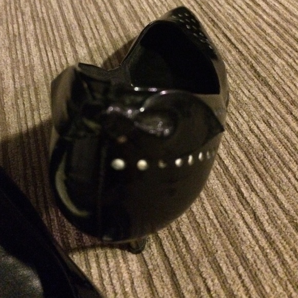 Vintage Perforated Patent Pumps with Bows! - Picture 2 of 5