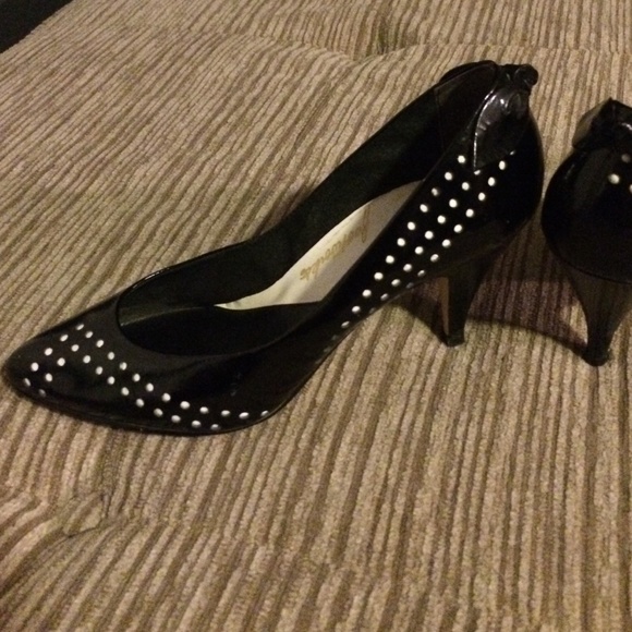 Vintage Perforated Patent Pumps with Bows! - Picture 3 of 5