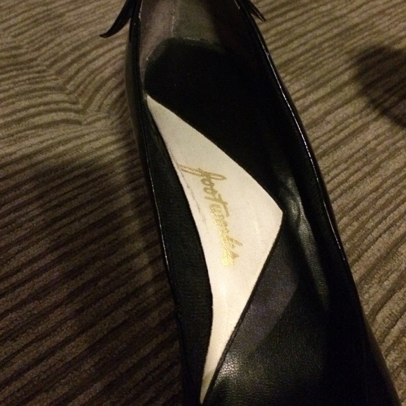 Vintage Perforated Patent Pumps with Bows! - Picture 4 of 5