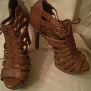 Tan leather strappy heels with faux shoelace! 👠👠