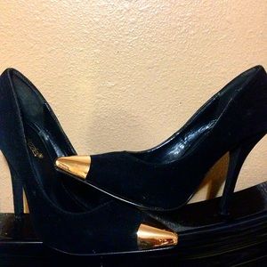 ShoeDazzle • Black suede pump with gold toe sz 7.5