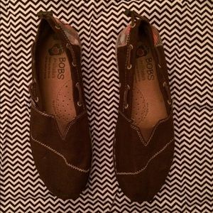 BOB's brown shoes