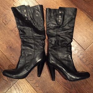 Black leather Guess boots