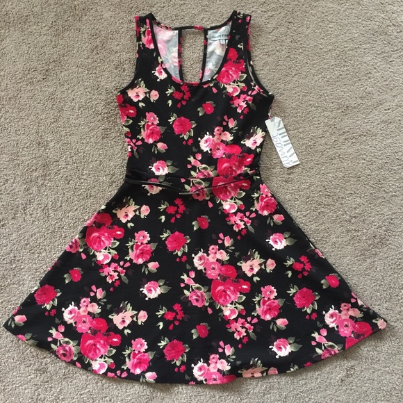 ‼️SOLD‼️🌺Black Floral Print Dress w/ belt🌺